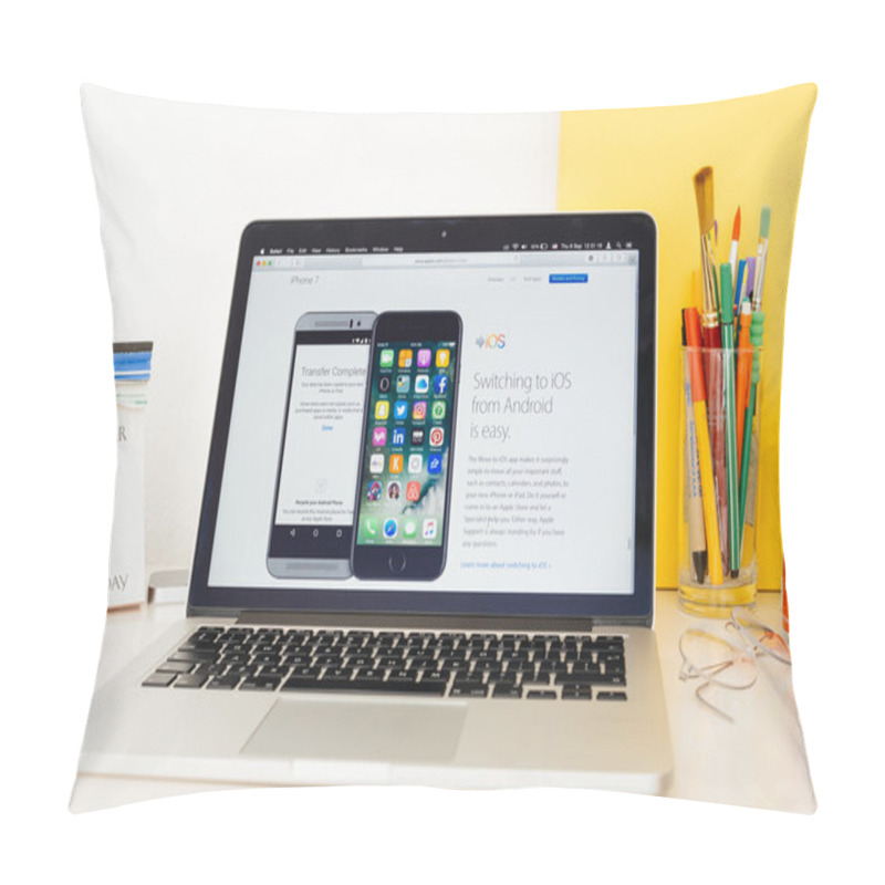 Personality  Apple Computers Website Showcasing Switching To IOS From Android Pillow Covers