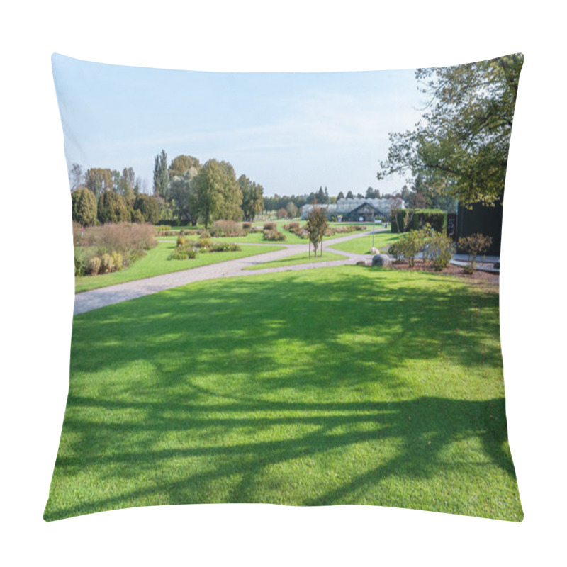 Personality  A Botanical Garden Scene With Green Lawns, Pathways, And A Large Greenhouse. Diverse Trees And Shrubs Are Set Against A Clear Blue Sky. Pillow Covers