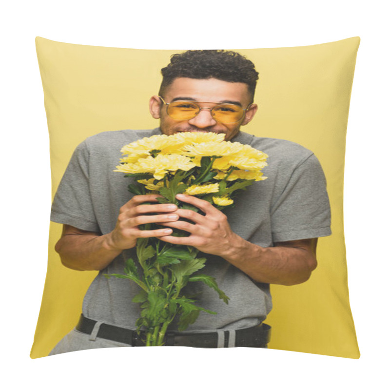 Personality  Happy African American Man In Sunglasses And Grey Tennis Shirt Holding Bouquet Of Flowers Isolated On Yellow  Pillow Covers