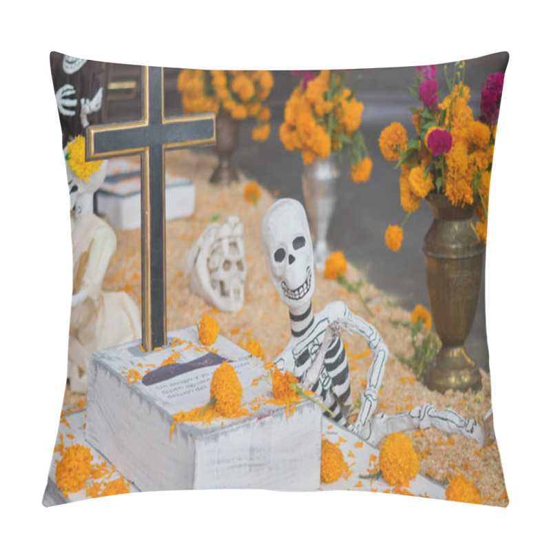 Personality  Mexican Sculptures Of Skeletons Pillow Covers