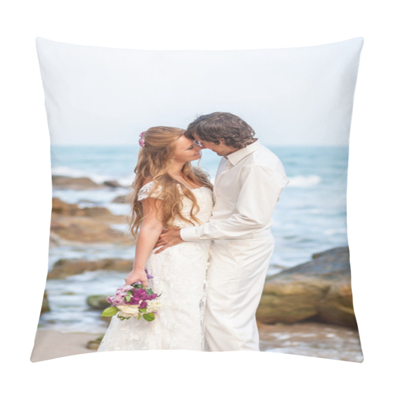 Personality  Bride And Groom On The Tropical Beach Pillow Covers