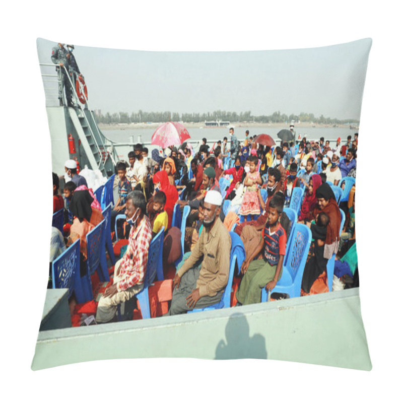 Personality  Rohingya Refugees Board A Bangladesh Navy Ship To Be Transported To The Island Of Bhashan Char In Chittagong, Bangladesh, On December 4, 2020. - Bangladesh Began Transferring Hundreds Of Rohingya Refugees On Thursday To A Low-lying Island. Pillow Covers