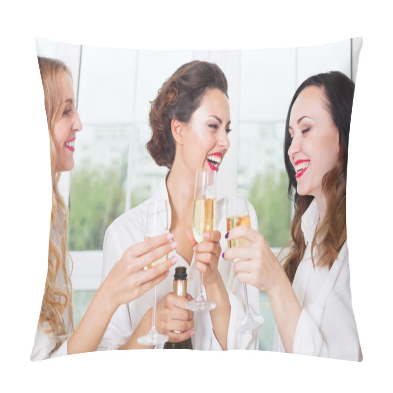 Personality  Bride To Be And Bridemaids Holding Glass With Champagne  Pillow Covers