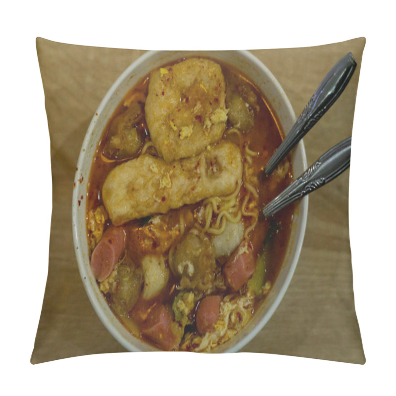 Personality  A Hearty Bowl Of Spicy Instant Noodles Loaded With Fish Cakes, Meatballs, Sausage Slices, And Vegetables. Perfect Comfort Food With A Rich Broth And Vibrant Flavors. Pillow Covers