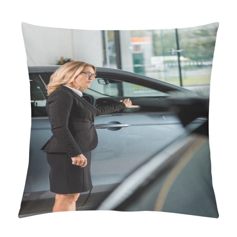 Personality  Attractive Female Car Dealer Pointing At Car In Showroom Pillow Covers