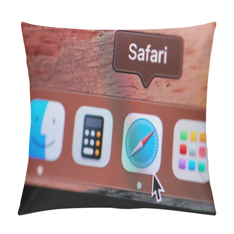 Personality  New York, USA - November 13, 2020: Safari Icon On Macos Dock Screen Display Close Up View Pillow Covers