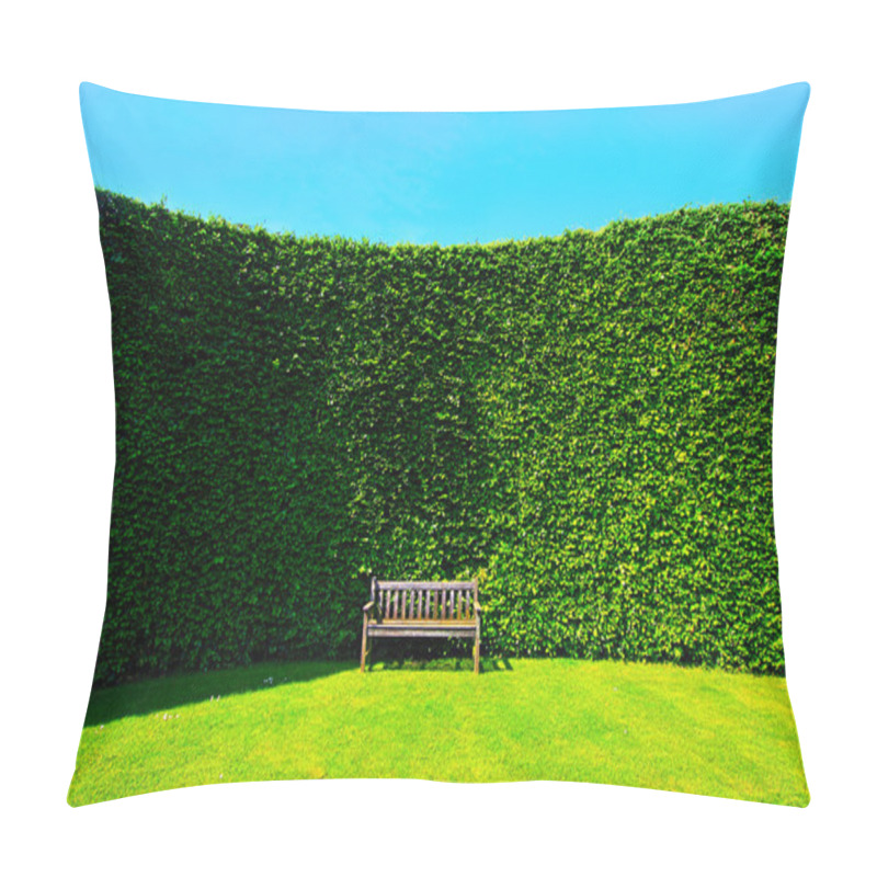 Personality  Garden Hedges With A Bench Pillow Covers