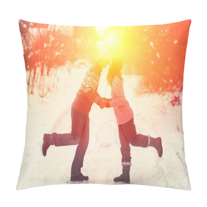 Personality  Couple  Kissing Outdoors In Snowy Winter Pillow Covers