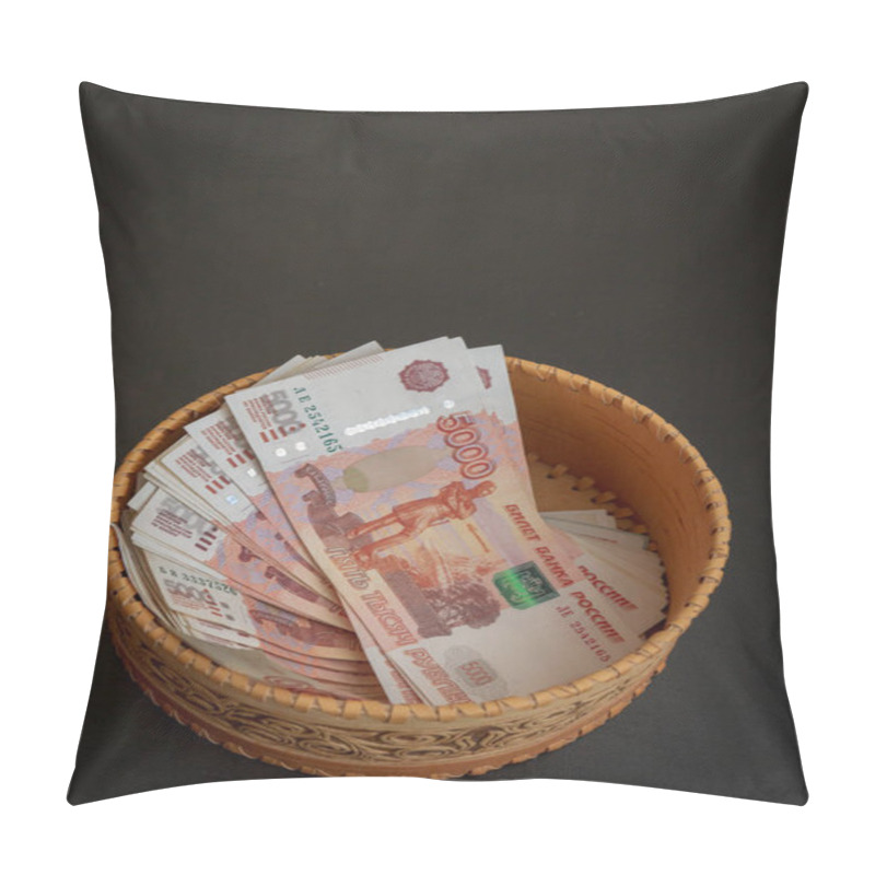 Personality  A Lot Of Banknotes Worth Five Thousand Rubles Are In A Round Woo Pillow Covers