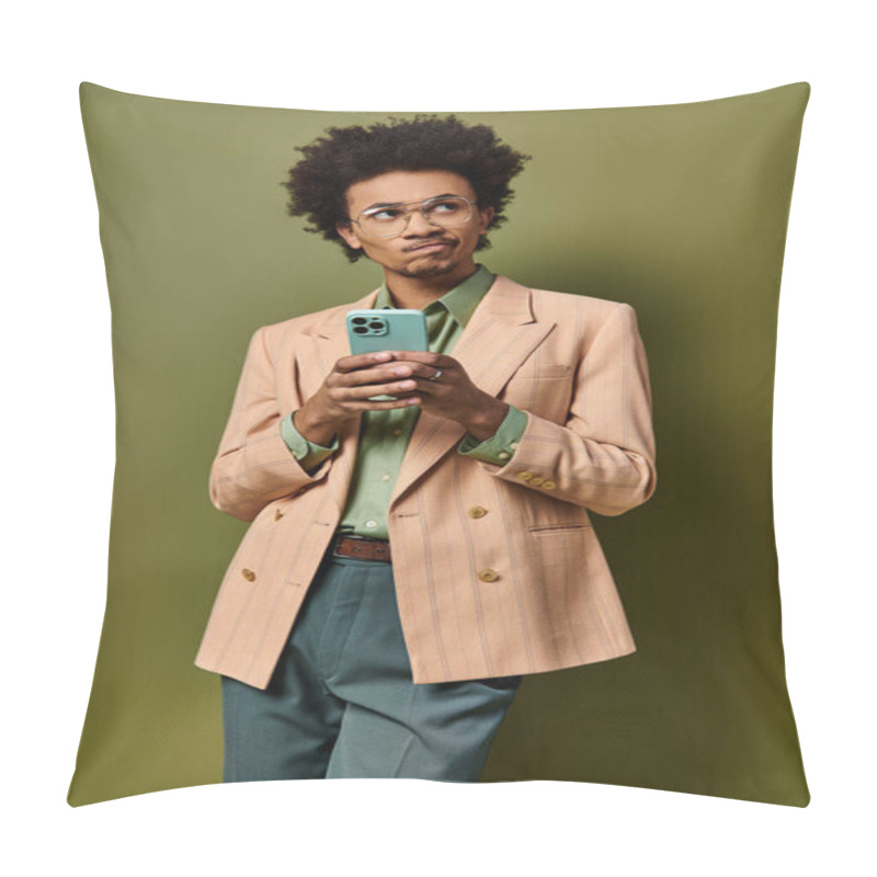 Personality  Stylish Young African American Man In Trendy Attire And Sunglasses Taking A Selfie With His Cell Phone On Green Background. Pillow Covers