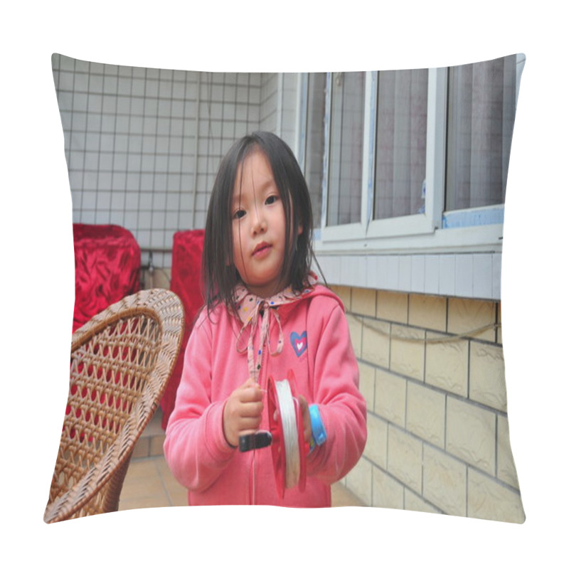 Personality  Pengzhou, China: Little Girl Playing With String Pillow Covers