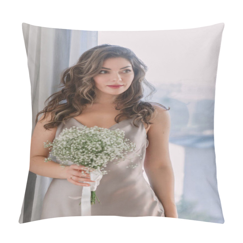 Personality  A Bride With A Bouquet Of Flowers In Her Hand Pillow Covers