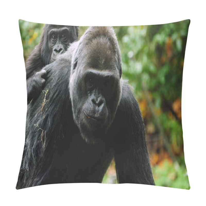 Personality  Gorilla Mother Carrying Child Pillow Covers