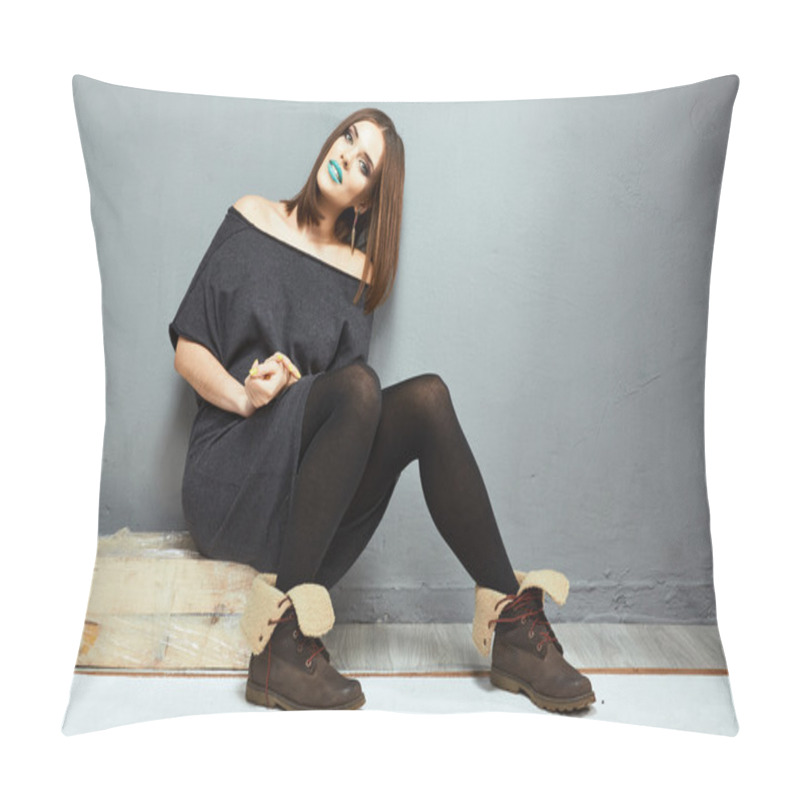 Personality  Teenager Fashion Model With Blue Lips Pillow Covers