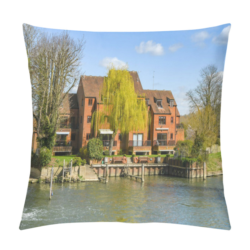 Personality  MARLOW, ENGLAND - MARCH 2019: Block Of Modern Flats On The Bank Of The River Thames In Marlow With Boat Moorings. Pillow Covers