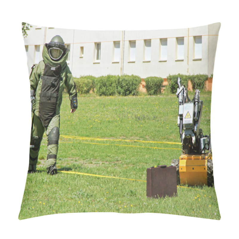 Personality  Bomb Squad (Deminage) Pillow Covers