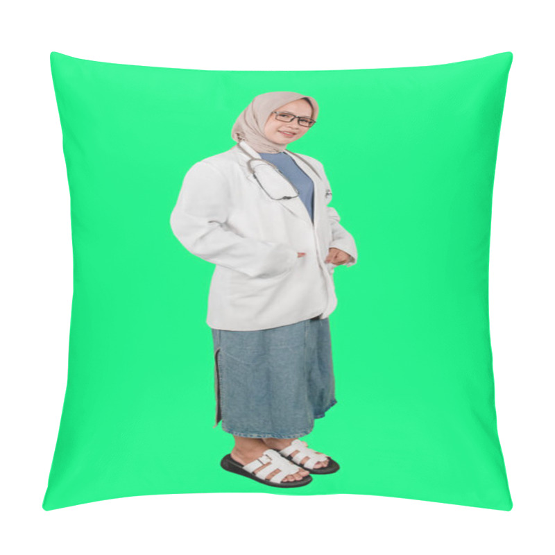 Personality  Professional Female Doctor In A White Coat With Stethoscope On Green Background Pillow Covers