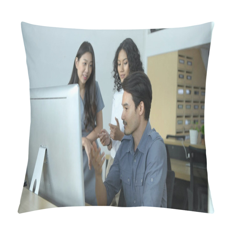 Personality  Meeting Concept. Business Men Present Their Work To Customers In The Office. 4k Resolution. Pillow Covers