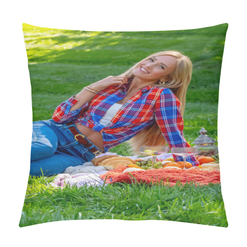 Personality  A Stunning European Model, Dressed In Cozy Fall Layers, Enjoys A Picturesque Outdoor Picnic On A Crisp Autumn Day. Golden Leaves Surround Her As She Relaxes, Savoring The Seasonal Treats And Scenery. Pillow Covers