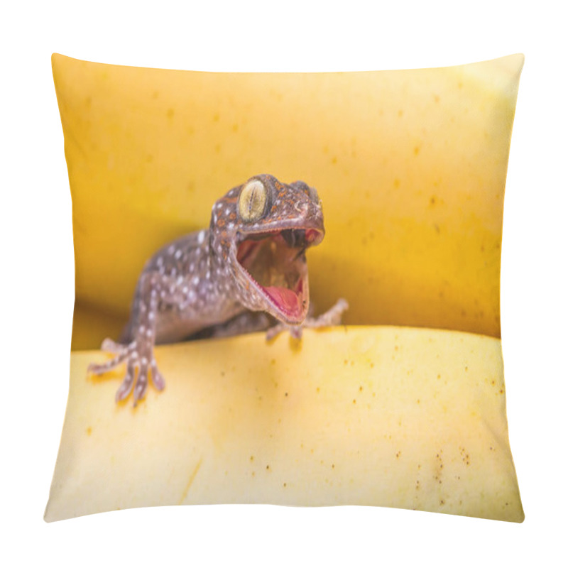 Personality  Cute Young Gecko On Banana Fruit Pillow Covers