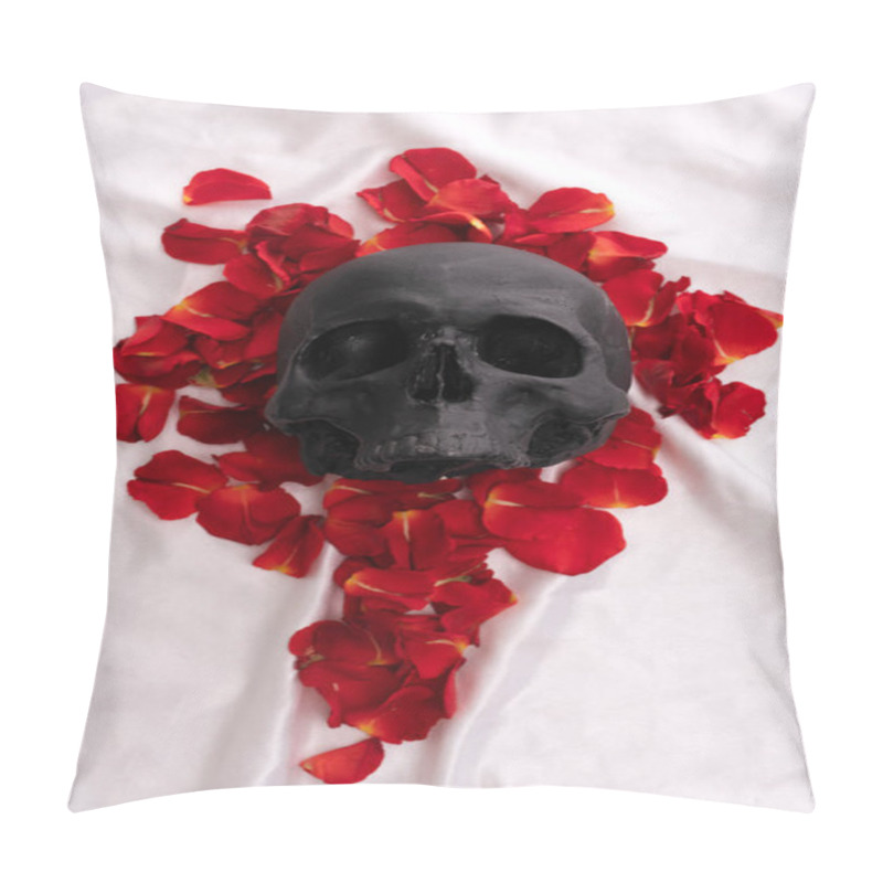 Personality  Skull Lying In Red Rose Petals Top View Pillow Covers