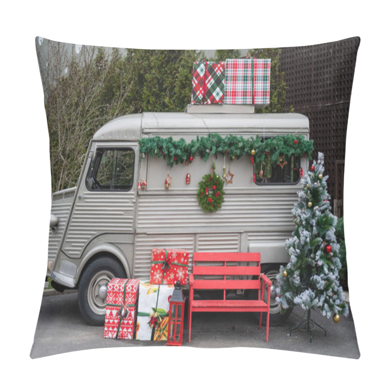 Personality  Trailer Decorated With A Wreath And Fir Branches For Christmas Pillow Covers