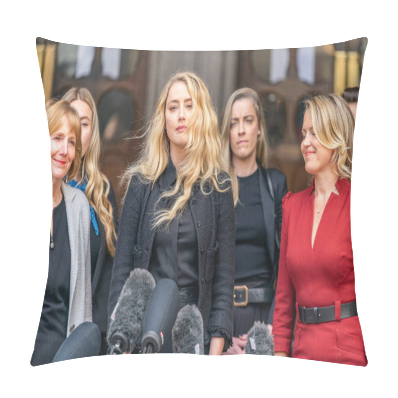 Personality  LONDON, ENGLAND - JULY 28, 2020: Amber Heard Making A Press Statement Outside The Royal Court Of Justice In The Johnny Depp Defamation Libel Trial Against The Sun Newspaper - 581 Pillow Covers