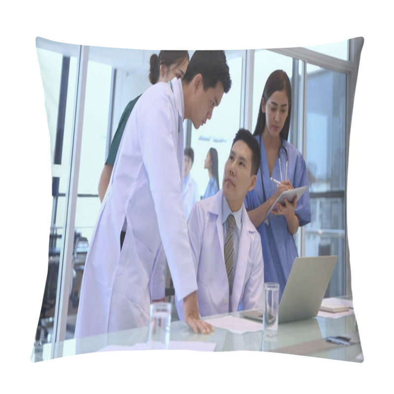 Personality  Medical Concept. The Doctor Is Dividing The Duties For The Team. 4k Resolution. Pillow Covers