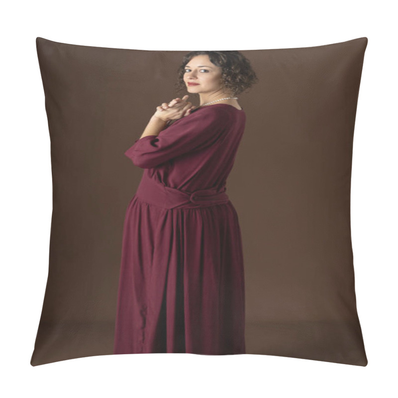 Personality  A 1920s Woman Wearing A Dark Red Day Dress And Standing Against A Studio Backdrop Pillow Covers