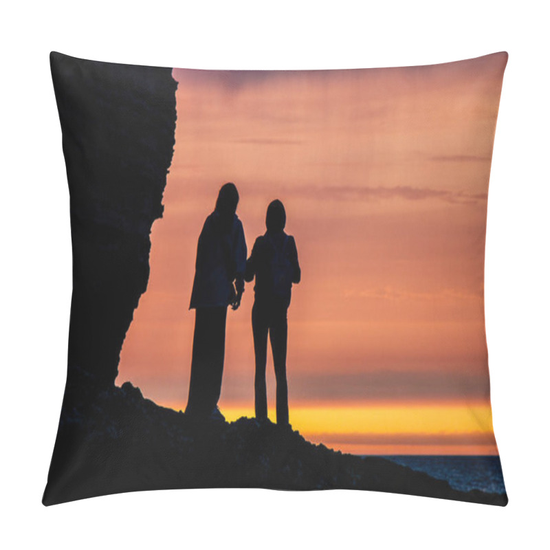 Personality  Silhouettes Of Travellers Couple Standing On Rocks In Front Of Sunset Pillow Covers