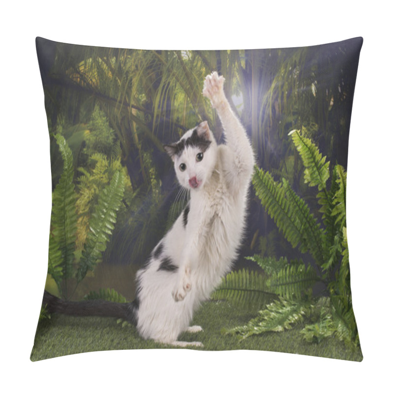 Personality  Purebred Cat Hunts In The Jungle Pillow Covers