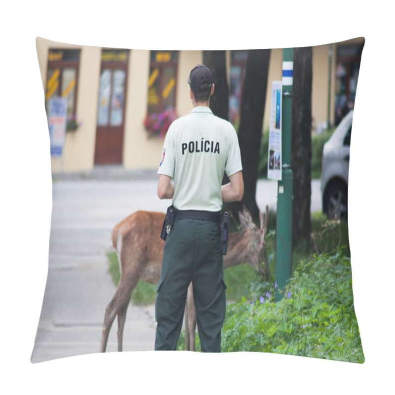 Personality  Deer In The Street / Policeman Rescue A Young Deer Pillow Covers