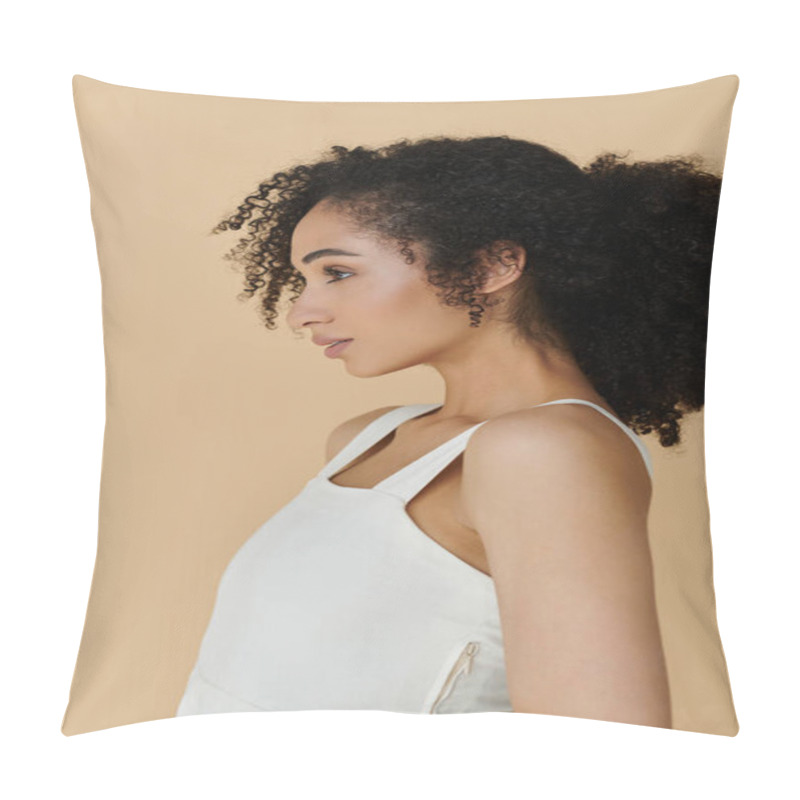 Personality  A Fashionable Woman Showcases Her Chic Attire And Stunning Curls While Exuding Confidence. Pillow Covers