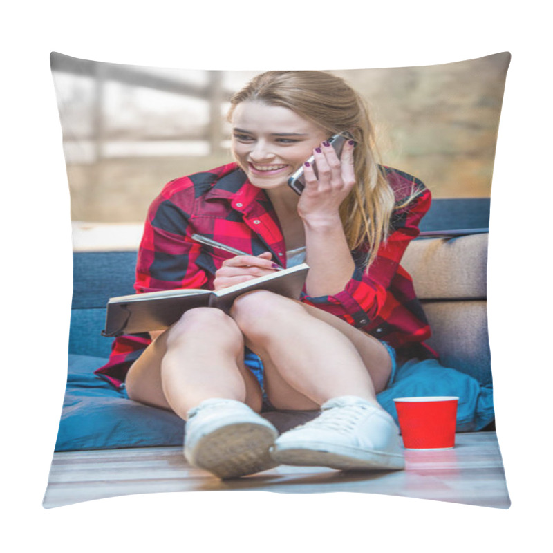 Personality  Girl Talking On Smartphone Pillow Covers