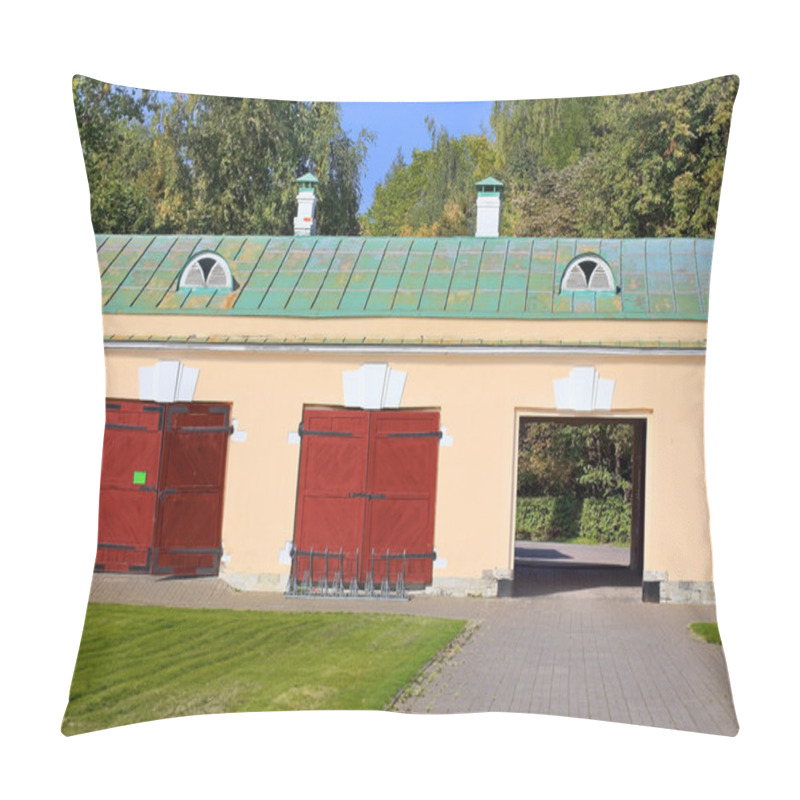 Personality  Historic Building With A Gates Pillow Covers