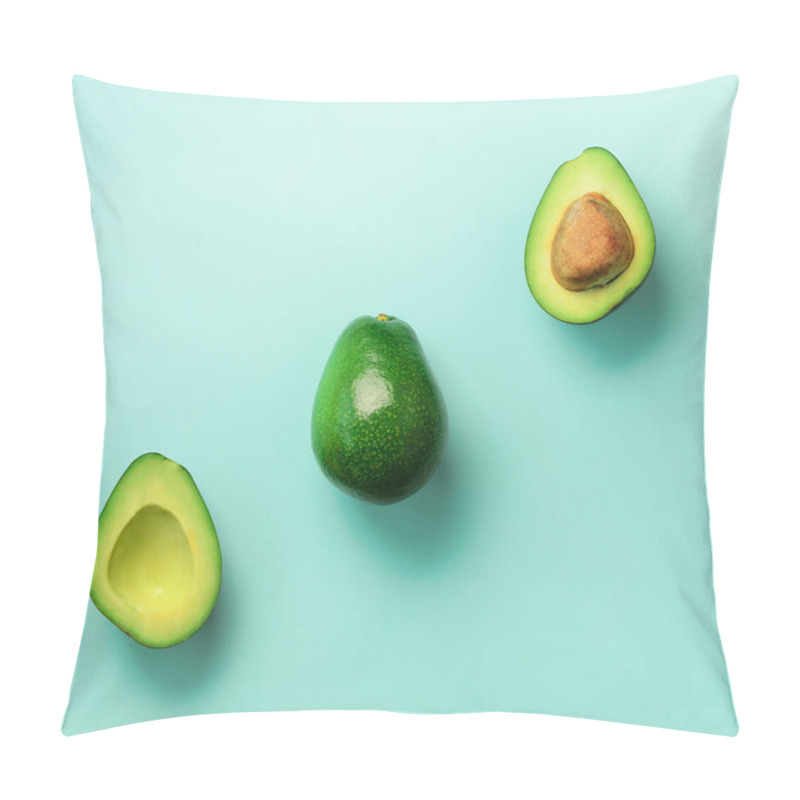 Personality  Organic Avocado With Seed, Avocado Halves And Whole Fruits On Blue Background. Top View. Pop Art Design, Creative Summer Food Concept. Green Avocadoes Pattern In Minimal Flat Lay Style. Pillow Covers