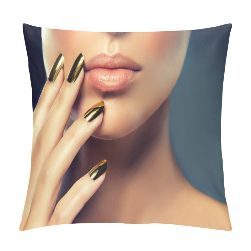 Personality  Female Model With  Golden Make-up Pillow Covers