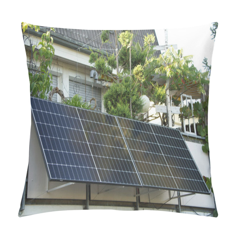 Personality  Balcony Power Plant Attached To A Railing. The Balcony Is A Real Green Oasis Full Of Plants And Therefore Ensures Absolute Well-being. The 4 Solar Modules Are Attached Diagonally To The Railing To Capture As Much Sunlight As Possible And Produce A Lo Pillow Covers