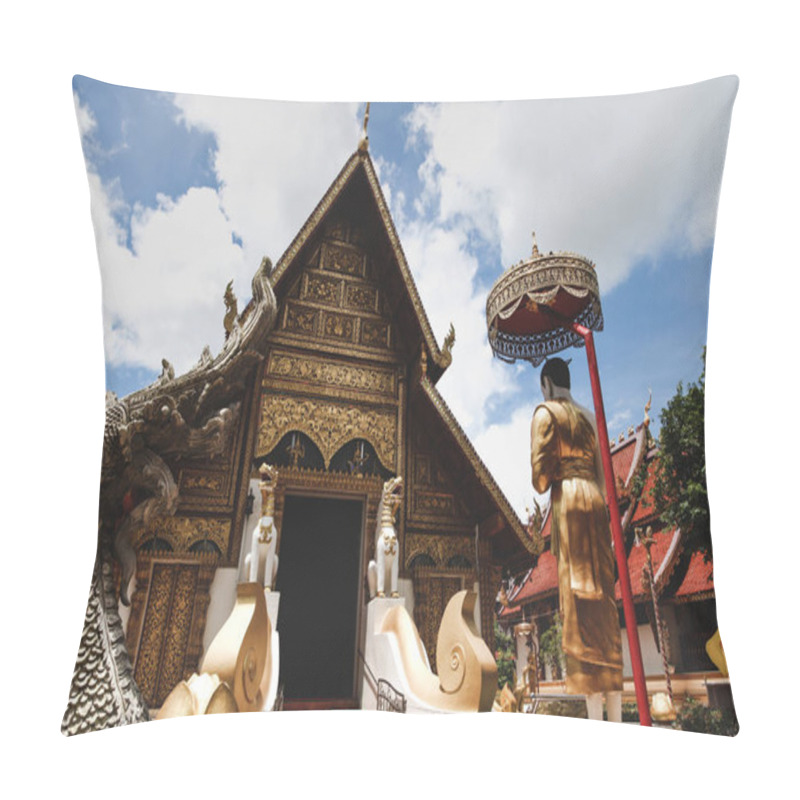 Personality  Wooden Thai Temple With Traditional Hindu Sculptures Pillow Covers