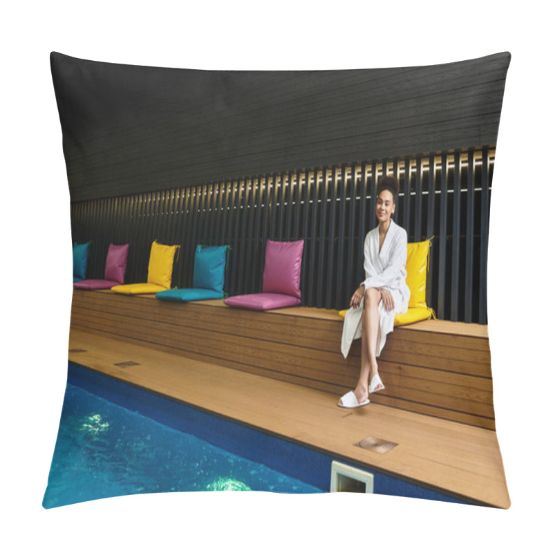 Personality  A Young African American Woman Sits Peacefully At A Stylish Spa, Embracing The Calm Surroundings. Pillow Covers