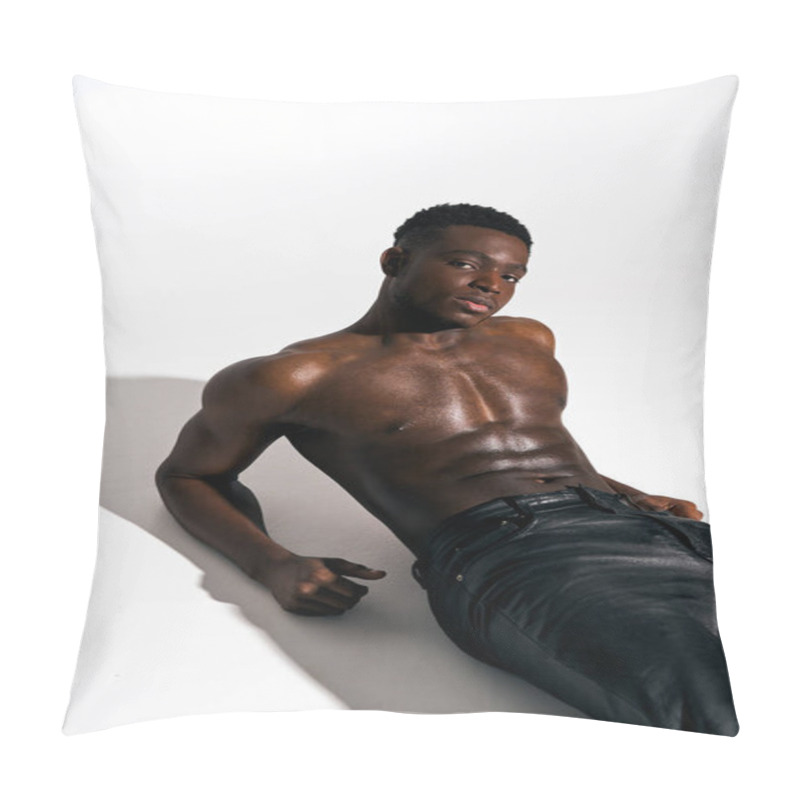 Personality  A Striking Young African American Man Showcases His Physique While Lying Casually, Exuding Confidence And Charm. The Clean Backdrop Highlights His Features, Creating An Artistic Vibe That Captivates. Pillow Covers