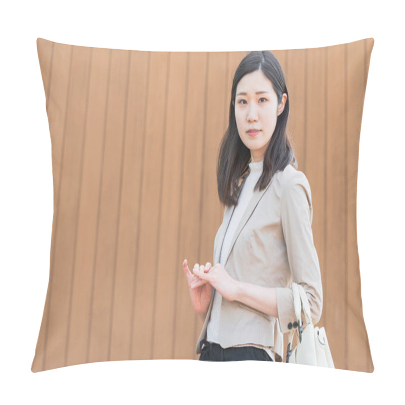 Personality  An Asian (Japanese) Young Female Employee With A Troubled Expression Pillow Covers