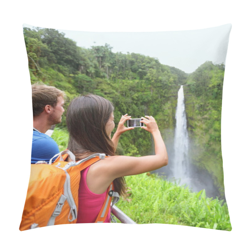 Personality  Tourist Couple On Hawaii Taking Pictures Pillow Covers