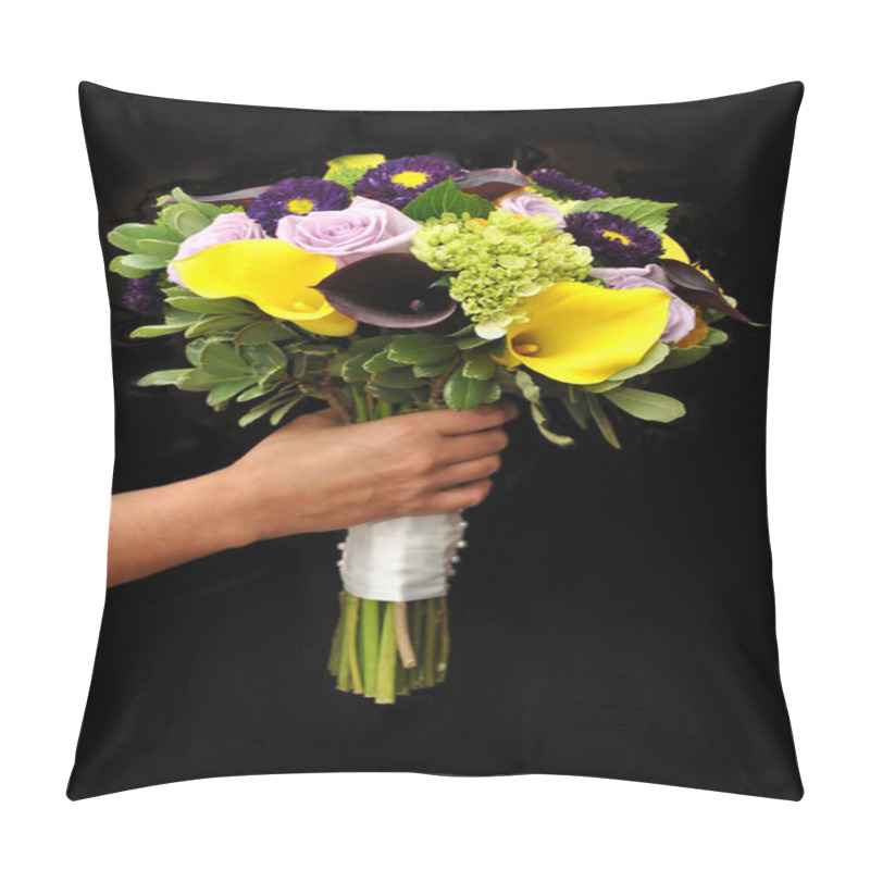 Personality  Holding Bridal Flowers With A Black Background Pillow Covers