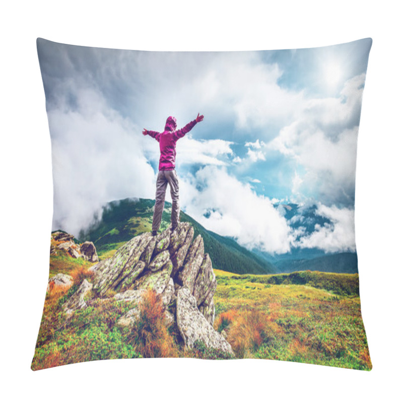 Personality  Woman On Top Of A Mountain Pillow Covers