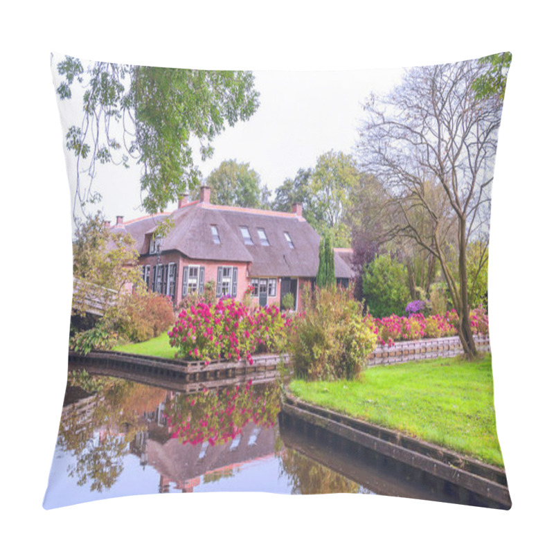 Personality  Giethoorn, Village Of Holland With Canals And Rural Houses On A Cloudy Day Pillow Covers