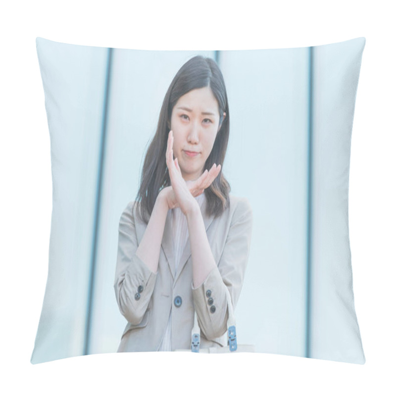 Personality  An Asian (Japanese) Young Female Employee With A Troubled Expression Pillow Covers