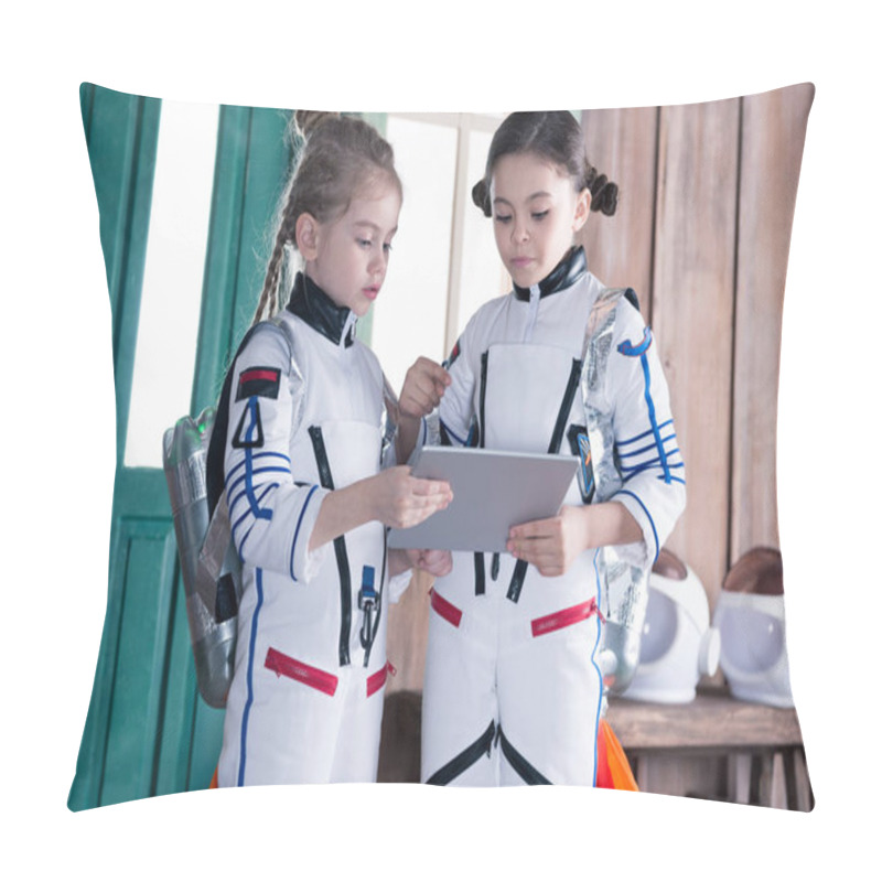 Personality  Girls In Astronaut Costumes Pillow Covers