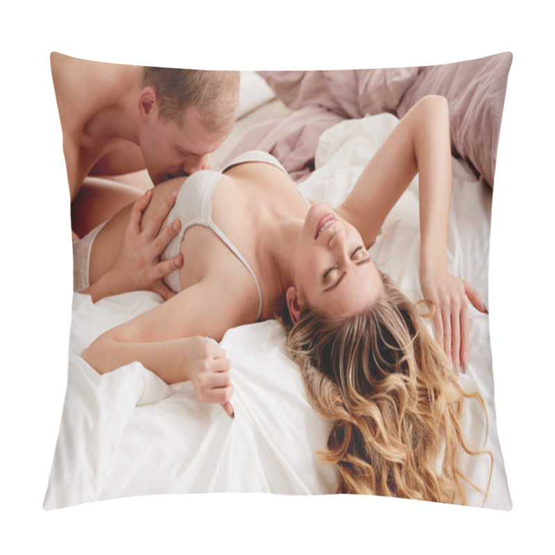 Personality  Man Kissing Woman's Belly Pillow Covers