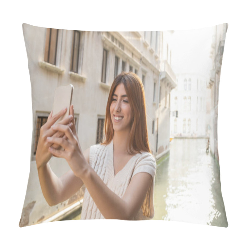 Personality  Cheerful Woman In Sleeveless Jumper Taking Selfie On Mobile Phone In Venice Pillow Covers